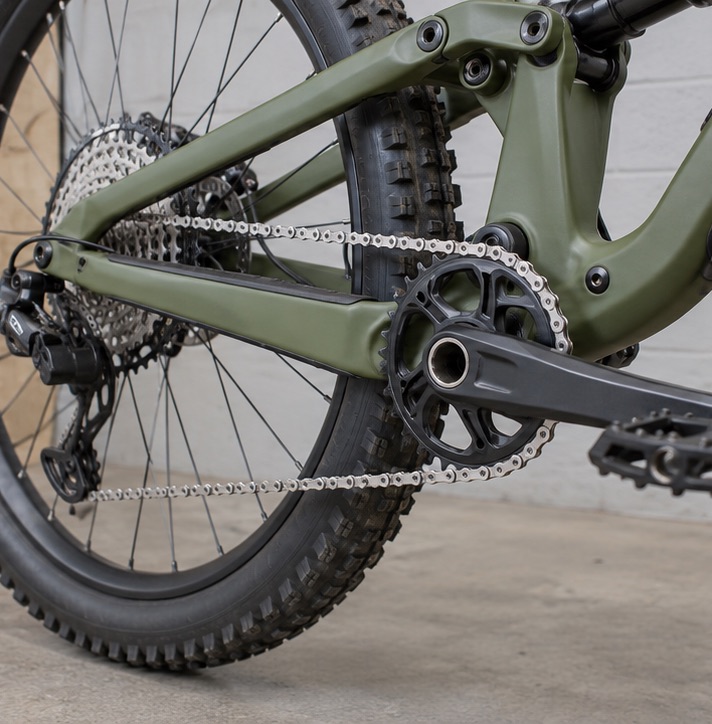 Illustrated bicycle drivetrain close-up.